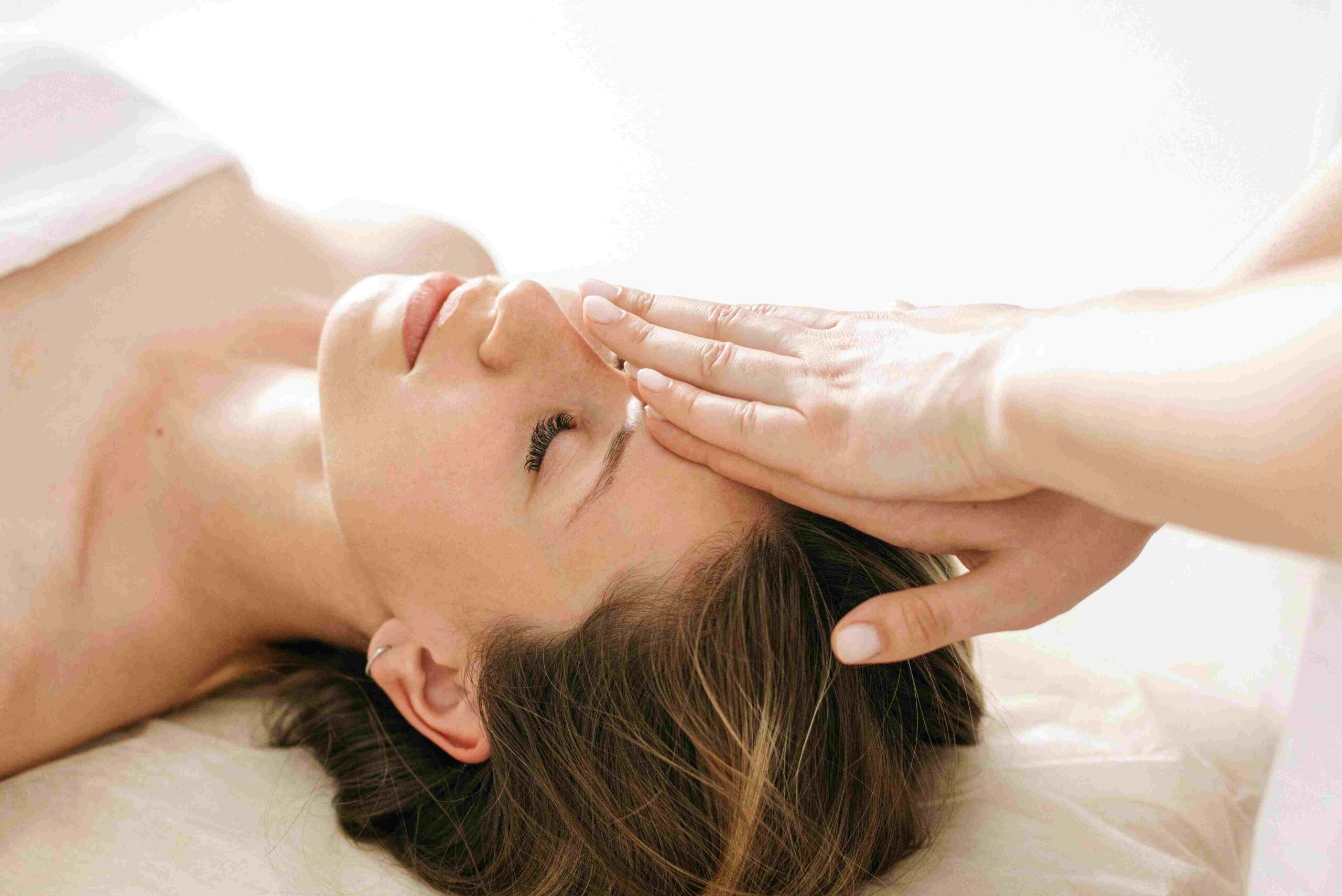 Massage du visage pour terminer le massage Japonais Ohayo Femme recevant le massage Japonais Ohayo