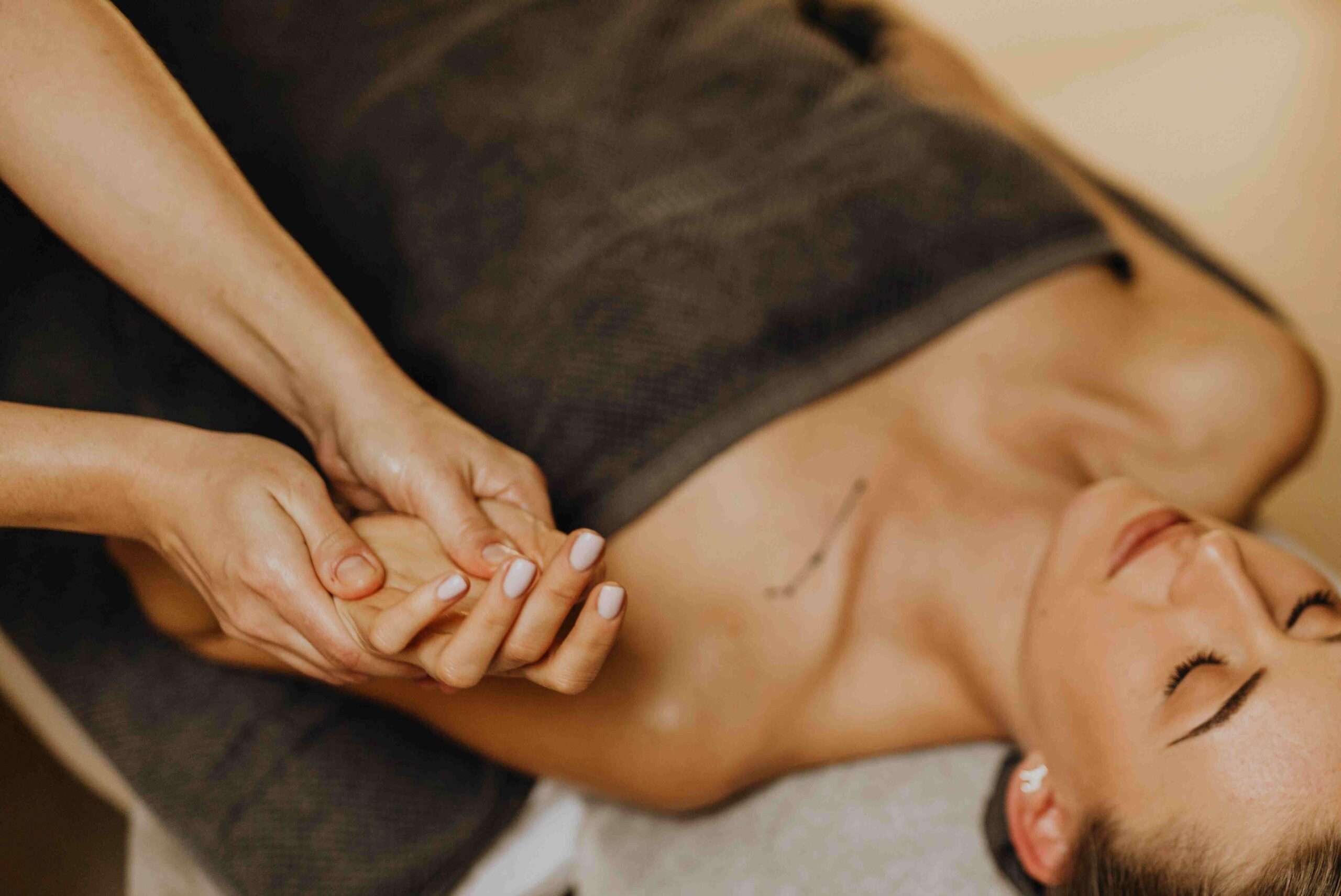 Technique traditionnelle de réflexologie palmaire Courte réflexologie palmaire pendant le massage Japonais Ohayo
