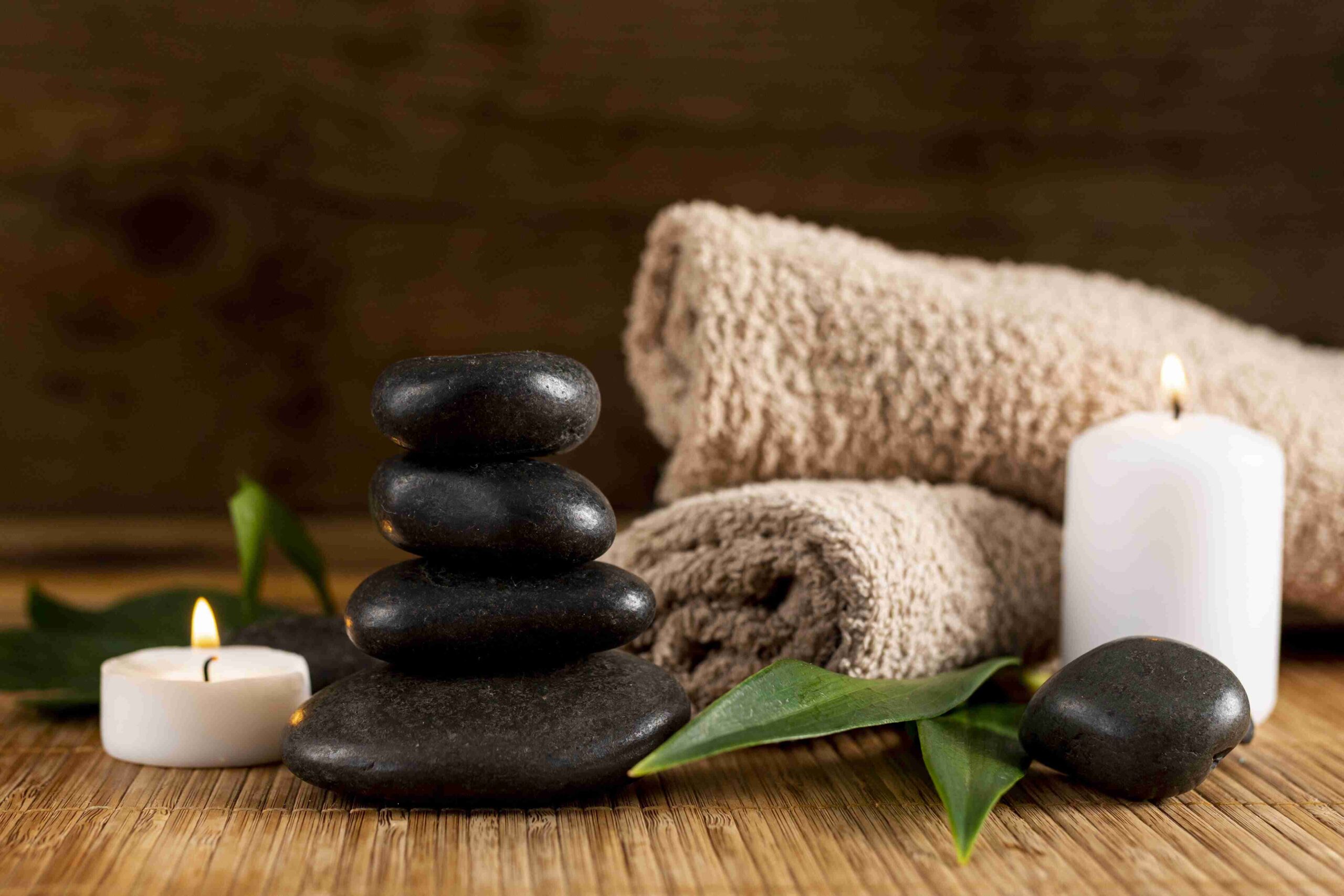 bel-arrangement-avec-des-pierres Massage aux Pierres Chaudes à Aubagne, chaleur et détente profonde.
