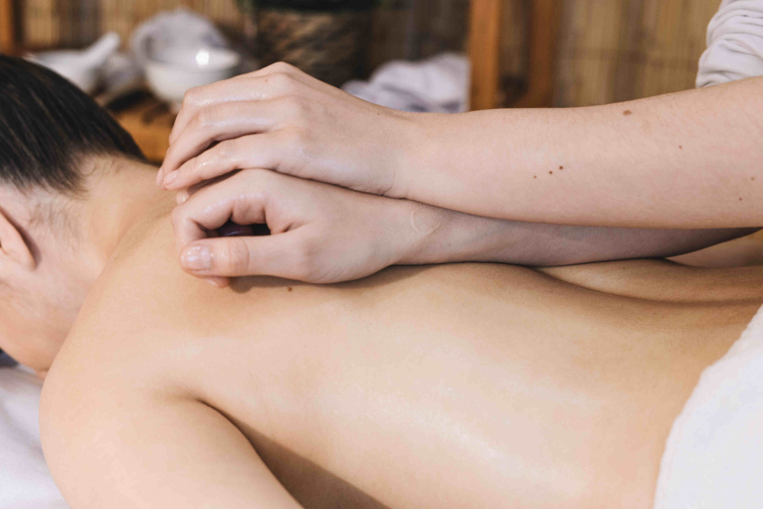 massage Hawaïen Mahalo effectué avec les avant-bras Soin bien-être inspiré des traditions polynésiennes, combinant relaxation profonde et libération émotionnelle.