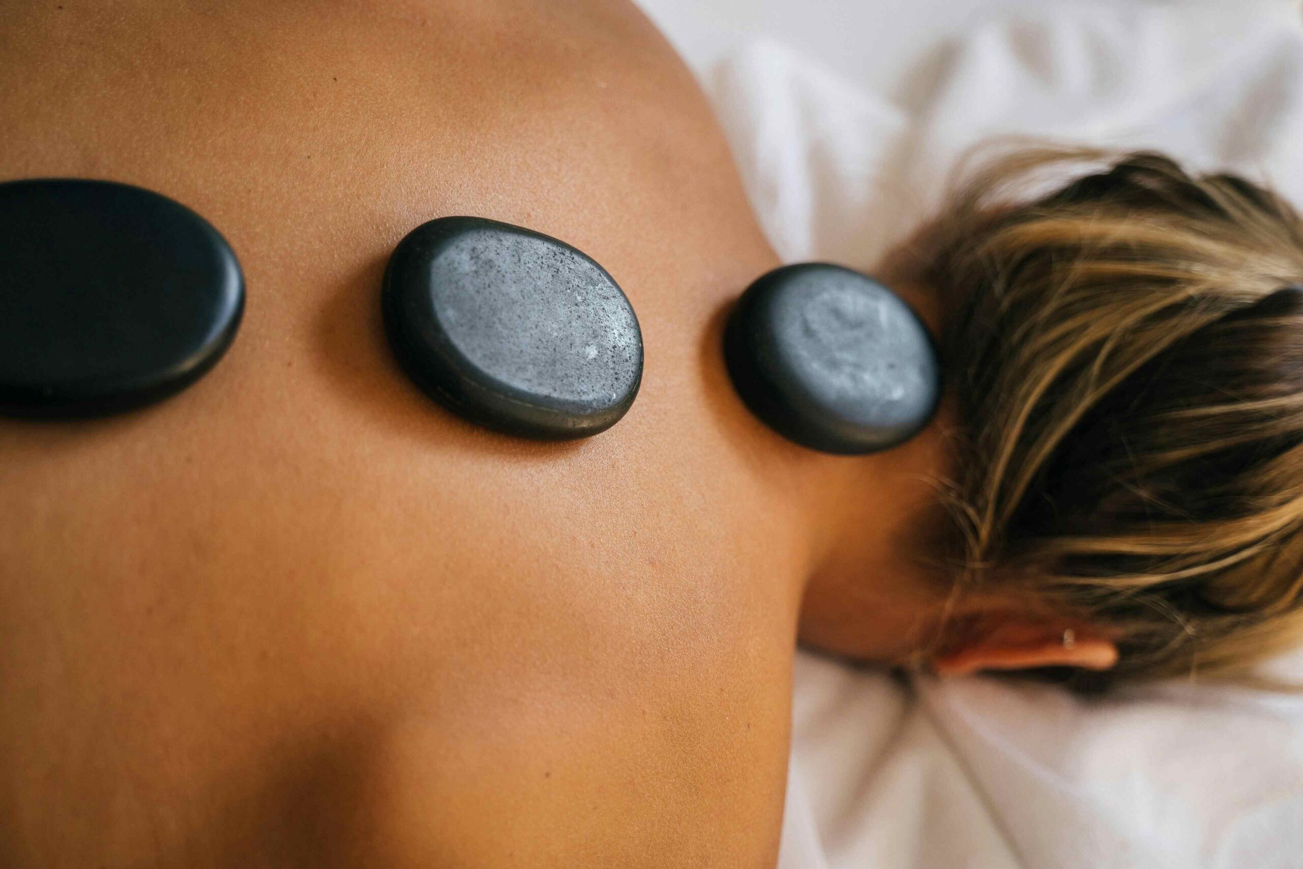 pexels-anntarazevich-6560281 Massage aux pierres de basalte chauffées pour un massage relaxant chez Reconnexion Intérieur