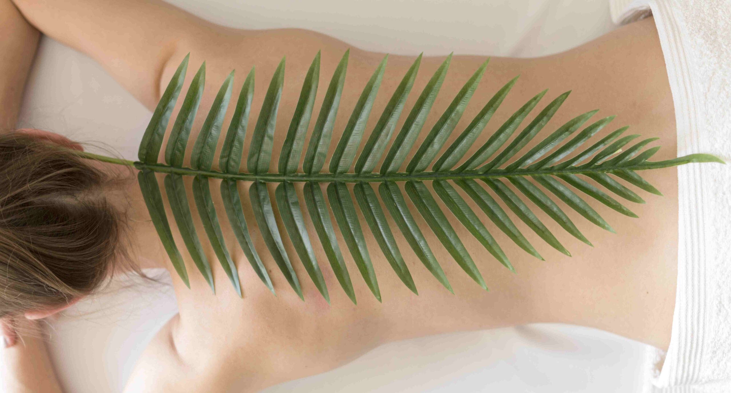 femme allongée revevant un massage Hawaïen Mahalo