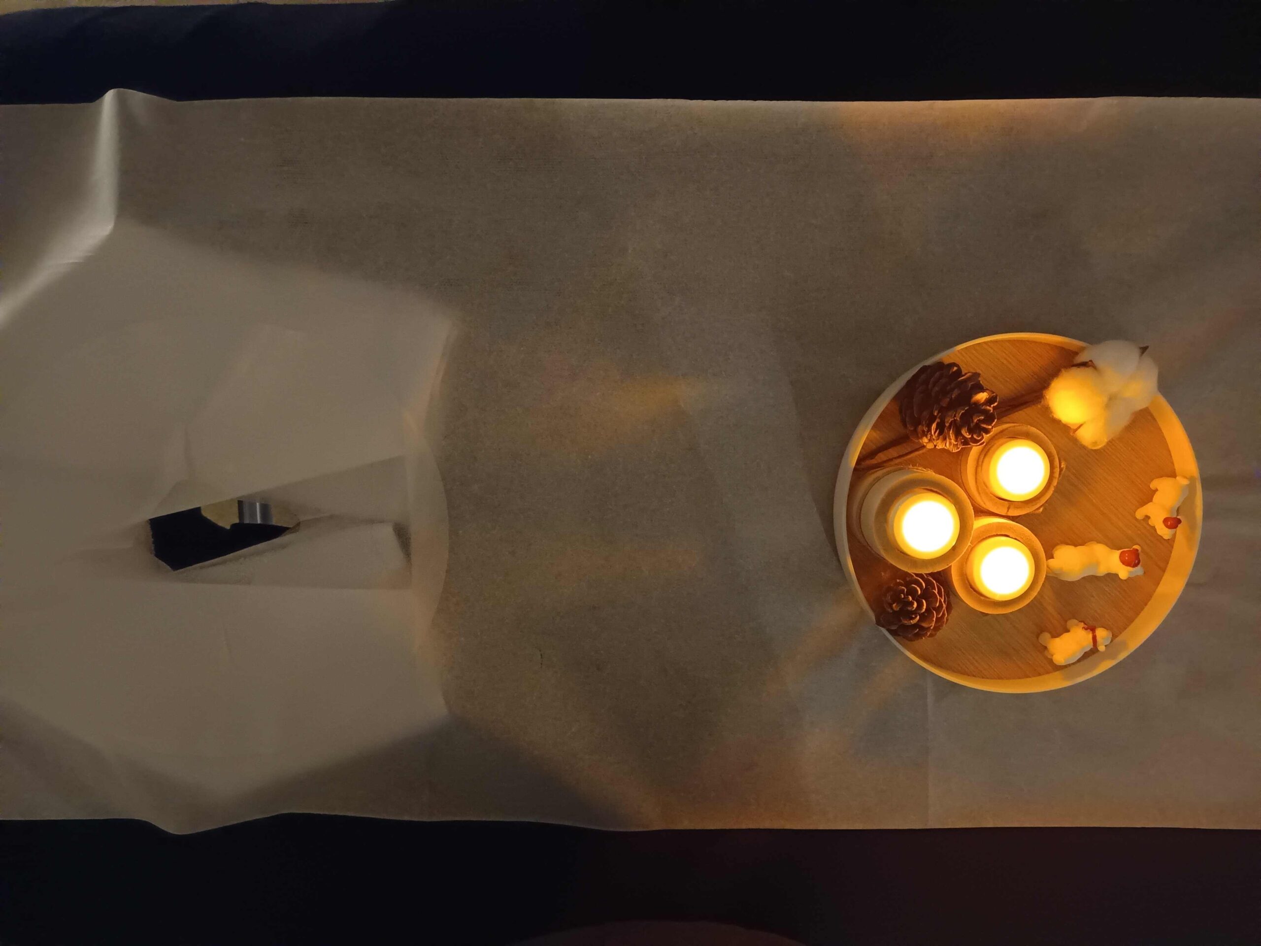 Massage début d'année - détente hivernale Table de massage prête pour un soin bien-être en hiver, ambiance cocooning et lumière douce.