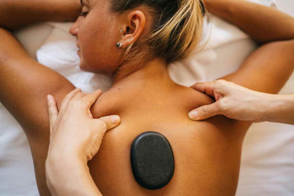 Massages aux Pierres Chaudes à Aubagne chez Reconnexion Interieur, soin réchauffant et relaxant pour soulager les tensions et apaiser le corps.