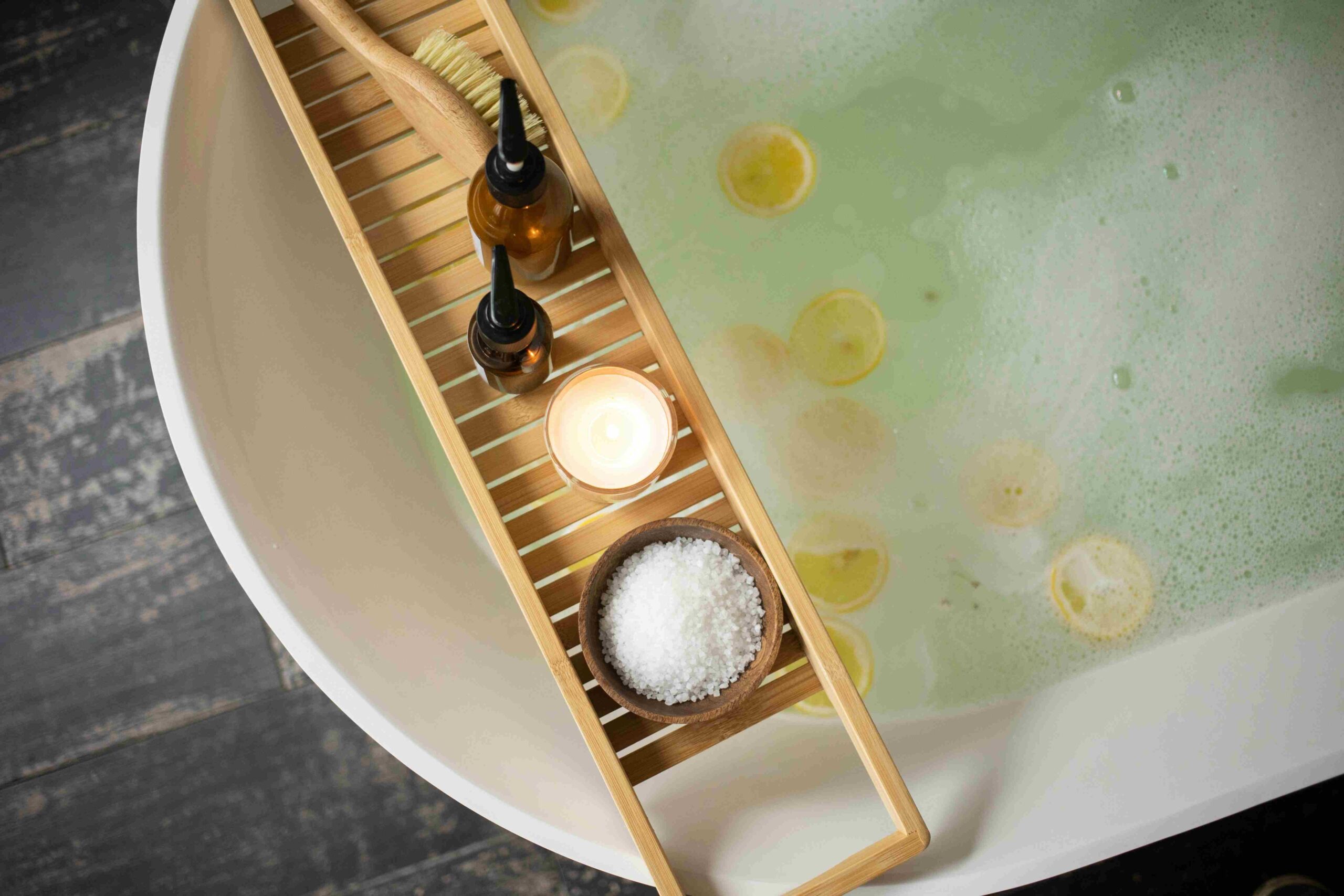 Rituel bain chaud - Amour de soi Bain chaud avec bougies et ambiance cocooning pour un rituel bien-être et amour de soi.