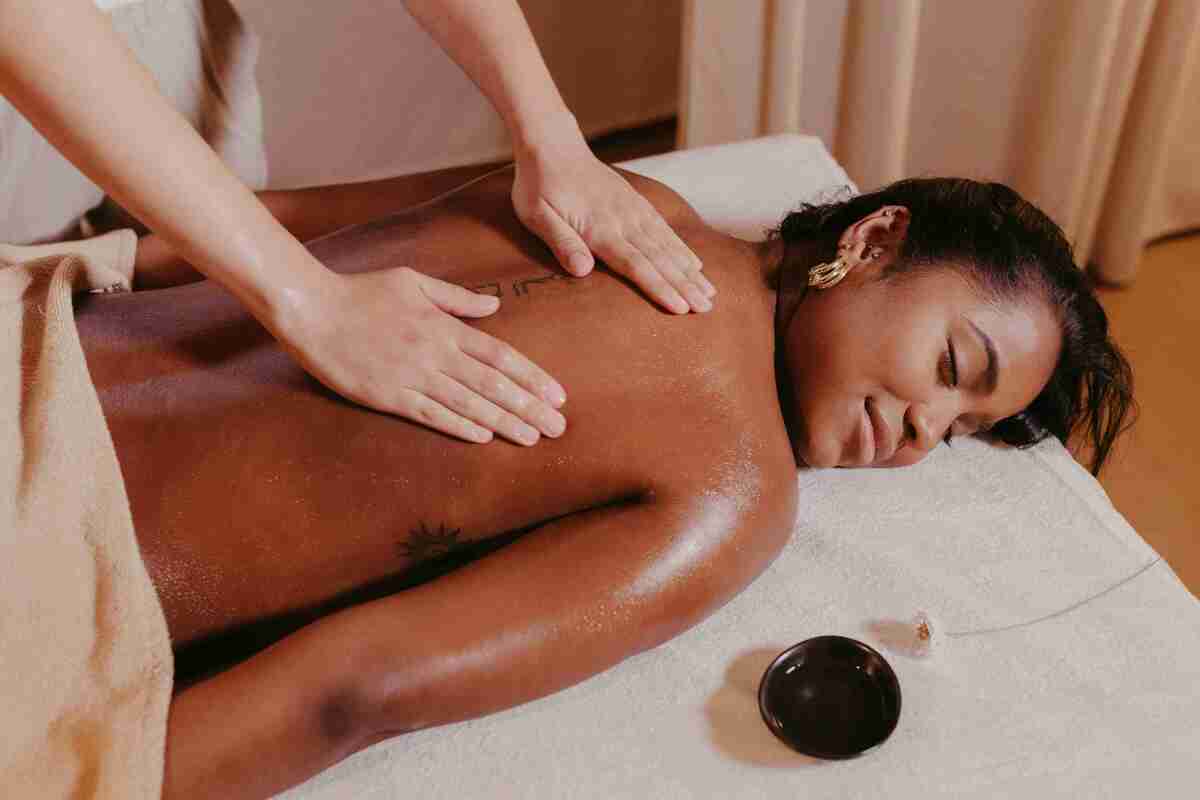 Massage Dosha Abhyanga à Aubagne, soin ayurvédique revitalisant pour rééquilibrer les énergies du corps.