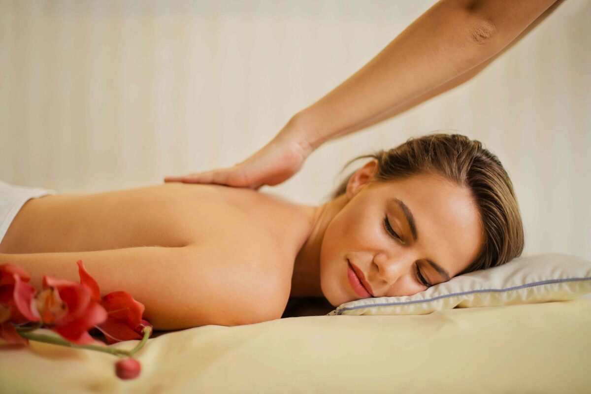 Massage sur mesure à Aubagne, soin personnalisé adapté aux besoin du corps chez Reconnexion Interieur.