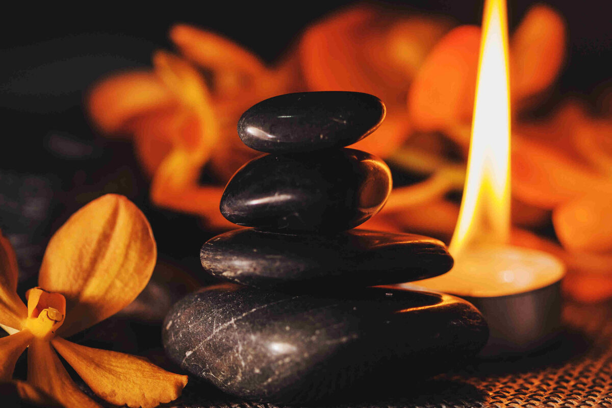Rituel Vague de Chaleur à Aubagne, massage et pierres chaudes au niveau du dos pour relâcher les tensions et stimuler la vitalité.
