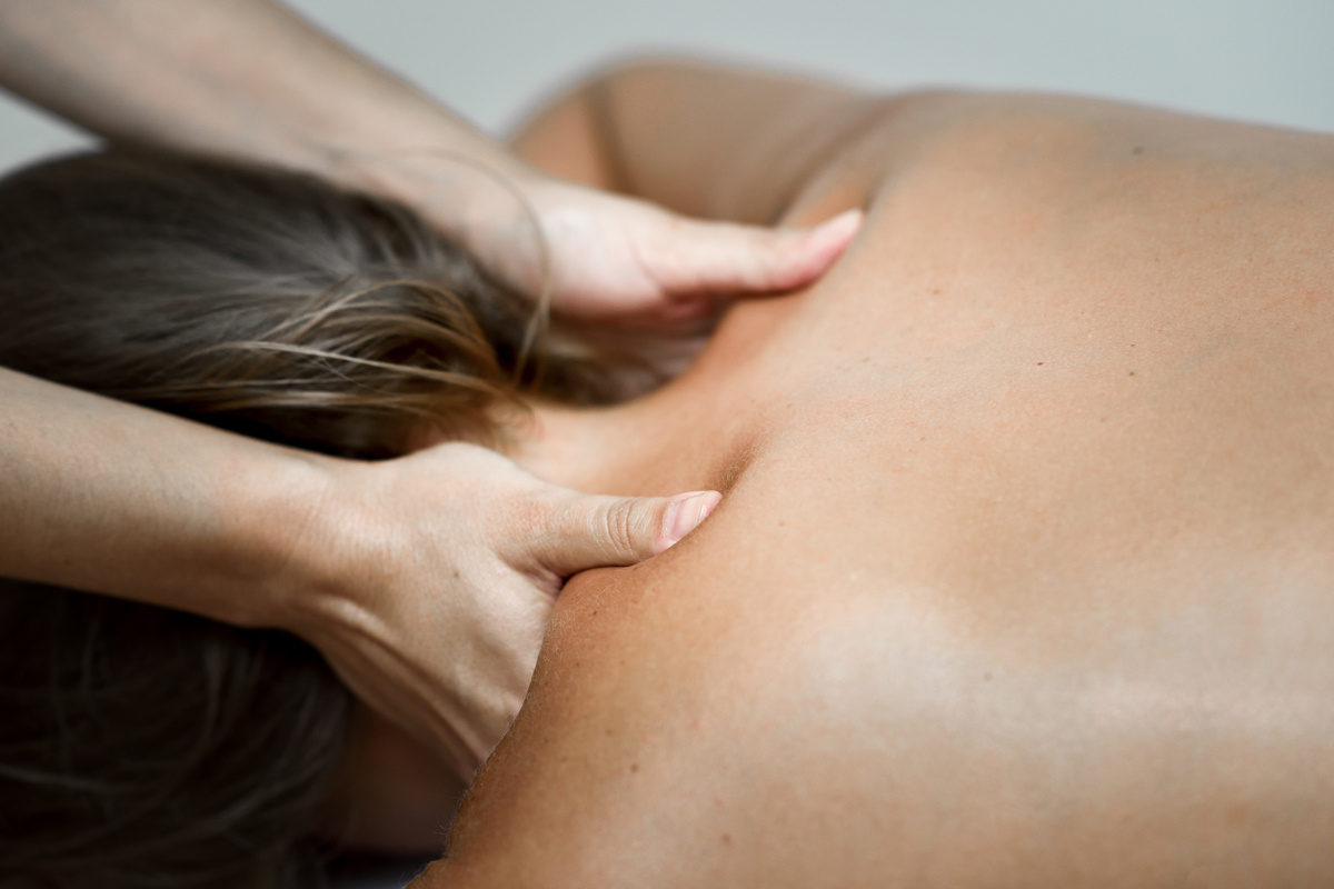 Massage Suédois à Aubagne chez Reconnexion Interieur, soin dynamique pour relâcher les tensions musculaires.